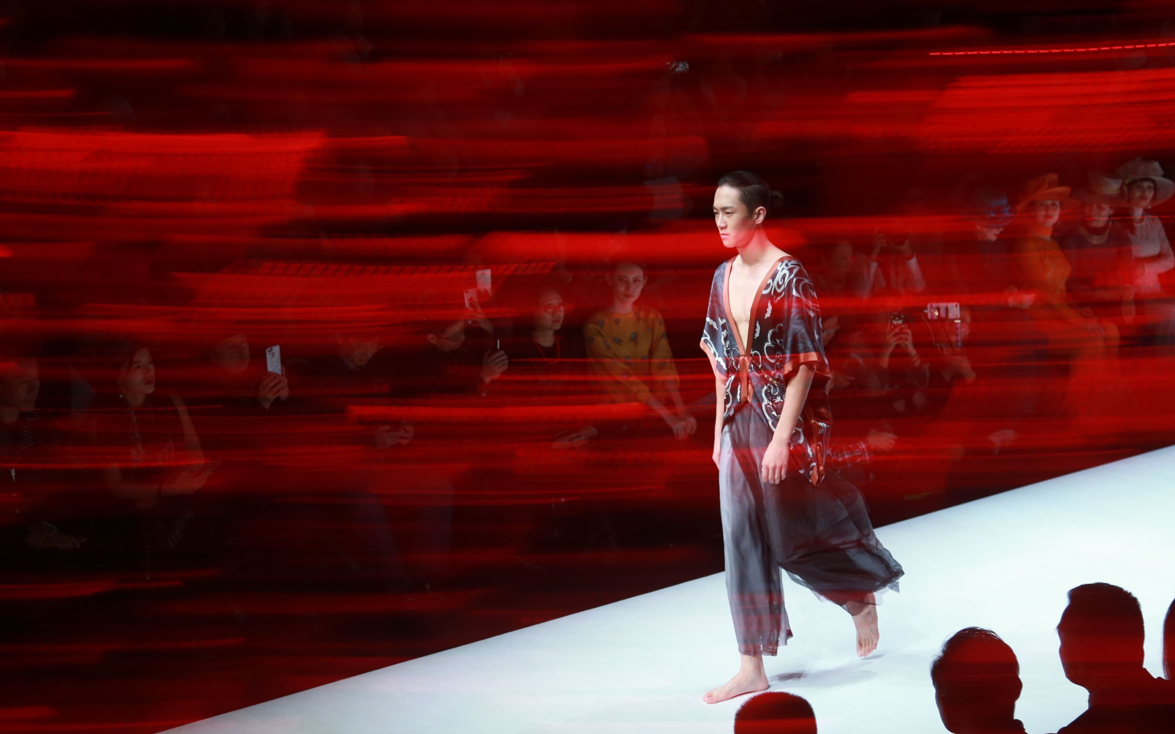 跳水冠军叶晨向世界旅游城市形象大使中国年度冠军总决赛送祝福